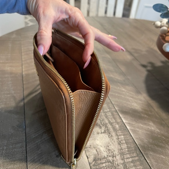 EUC Tory Burch clutch - Picture 4 of 4